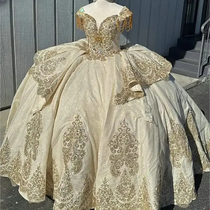 

Блестящие золотые платья Quinceanera с кисточками и оборками по индивидуальному заказу, бальное платье с открытыми плечами и аппликациями, кружево Sweet 15 Años Mexican