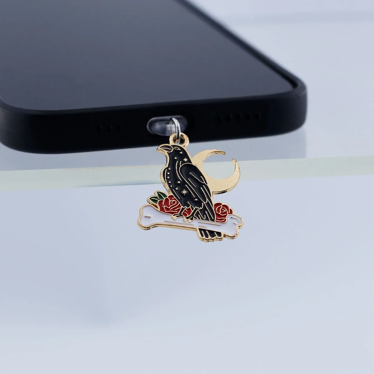 1 Stück Kunstvoller Rosen-Totenkopf-Krähen-Mond-Knochen Staubschutz-Anhänger für Mobiltelefone, Zubehör-Dekoration für iPhone und Type-C-Anschlüsse, Geschenk-Schlüsselband – Detail 10