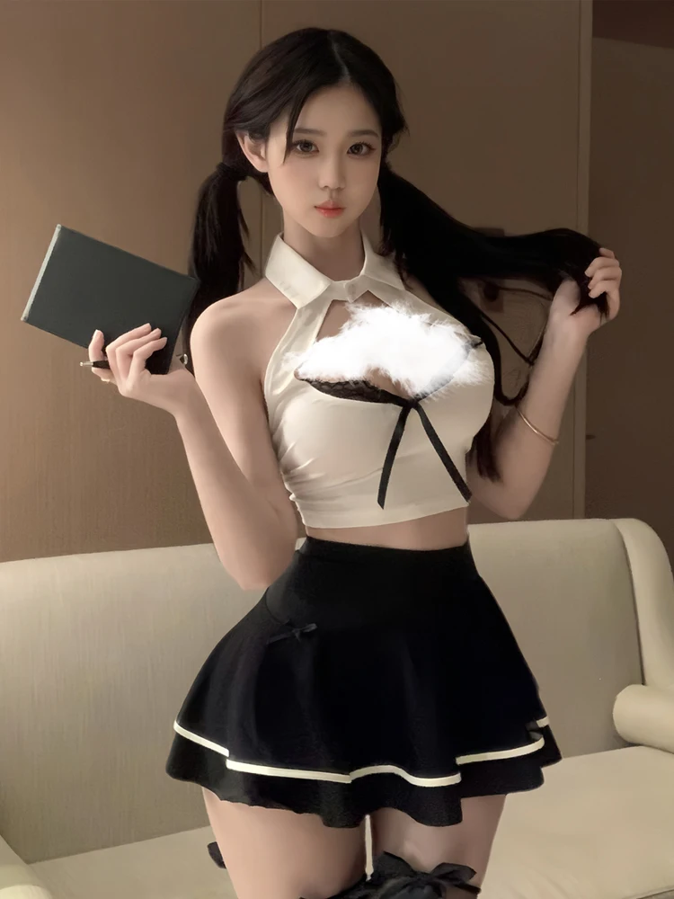 隙を作る制服風ホルターネック:レース覗くミニスカート