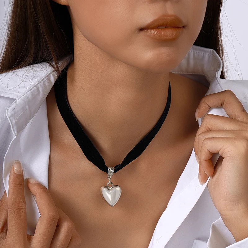 Fashion Sexy Black Velvet Choker Necklace for Women Big Love Heart Pendant Necklace Girls Party Festival Jewelry Gifts