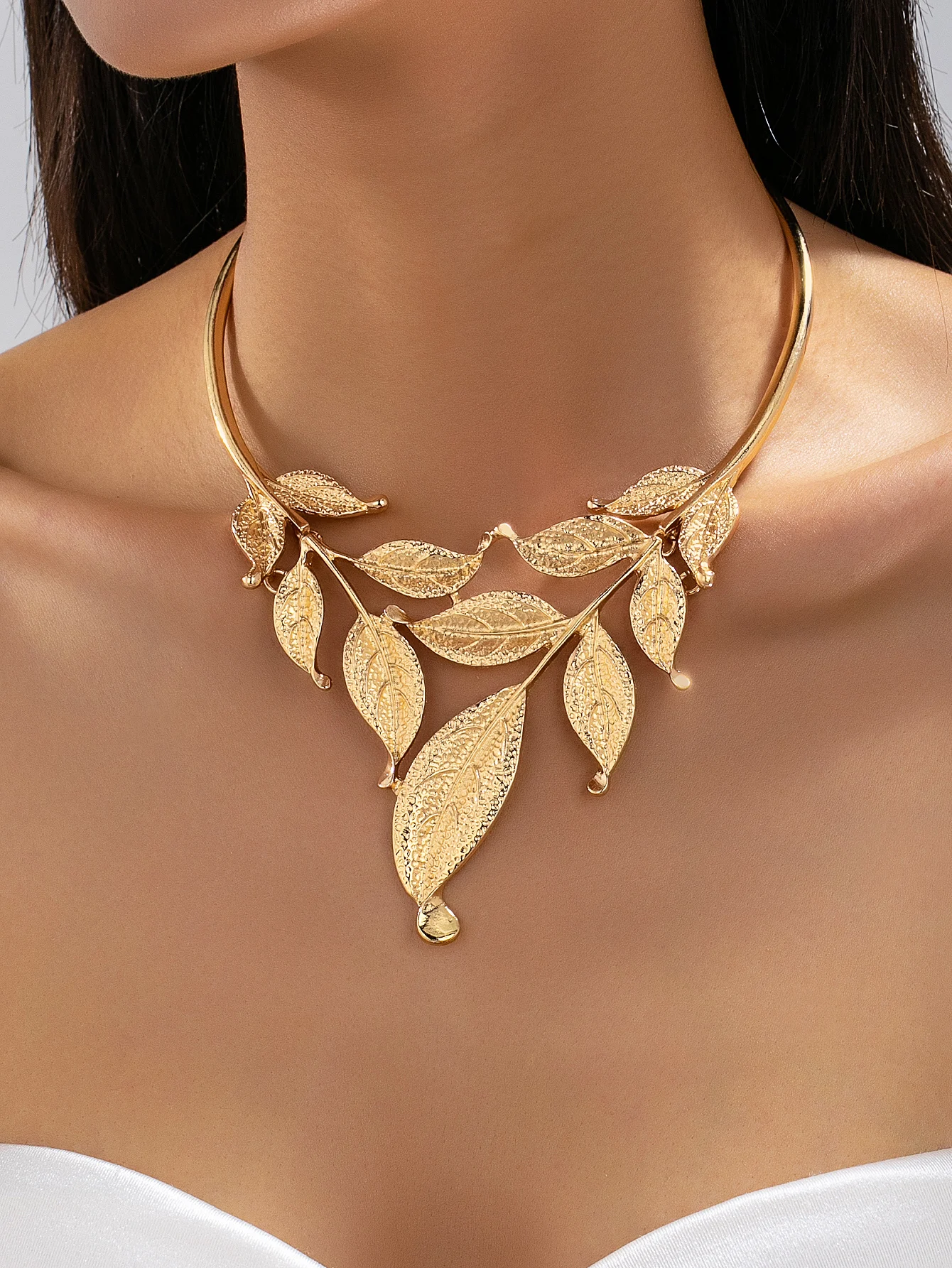Vintage Gold Multi-Leaf Choker Necklace, Women's Textured Metal Leaf Statement Collar Chain, Evening Fashion Accessory