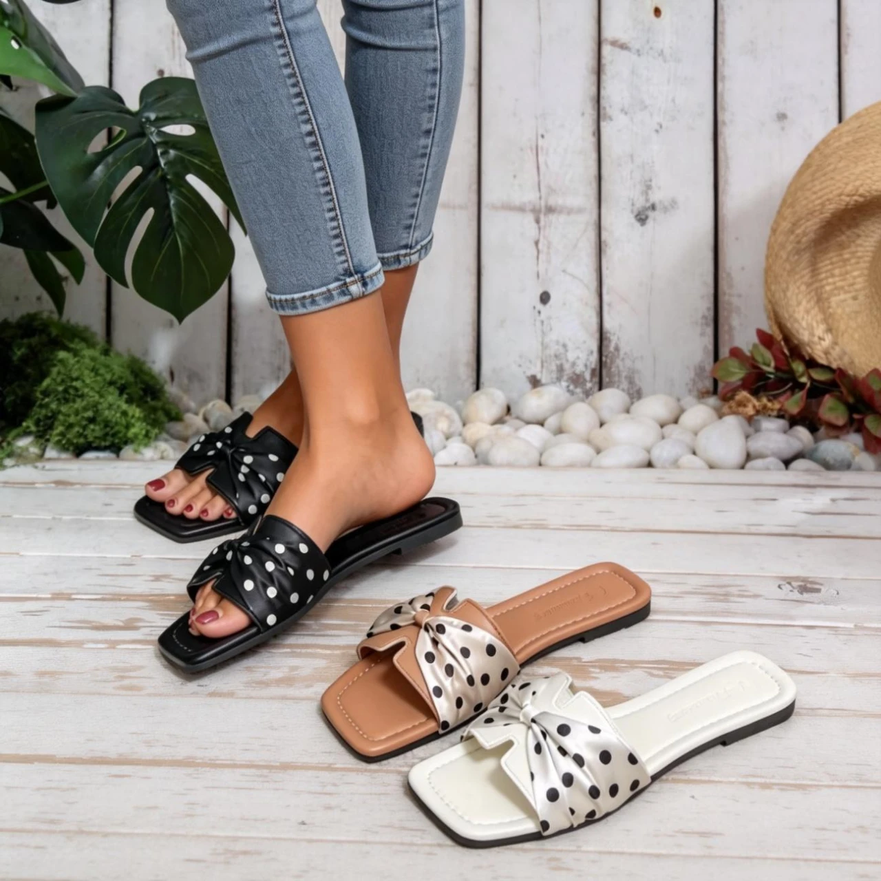 

Women's Versatile Polka Dot Decorated Flat Slippers Summer Square Toe Soft Sole Lightweight Comfortable Open Toe Flip Flops