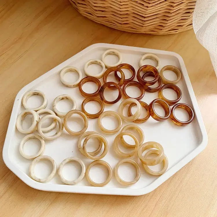 New Vintage Chic Transparent Round Geometry Acrylic Ring Minimalist Coffee Resin White Ring for Women Jewelry Party Gifts