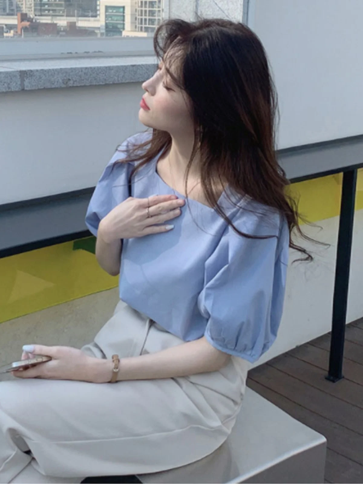 بلوزة نسائية أنيقة فضفاضة بياقة مربعة وأكمام واسعة، تصميم صيفي بسيط وعصري مع تفاصيل مجمعة، قميص أنيق للسيدات