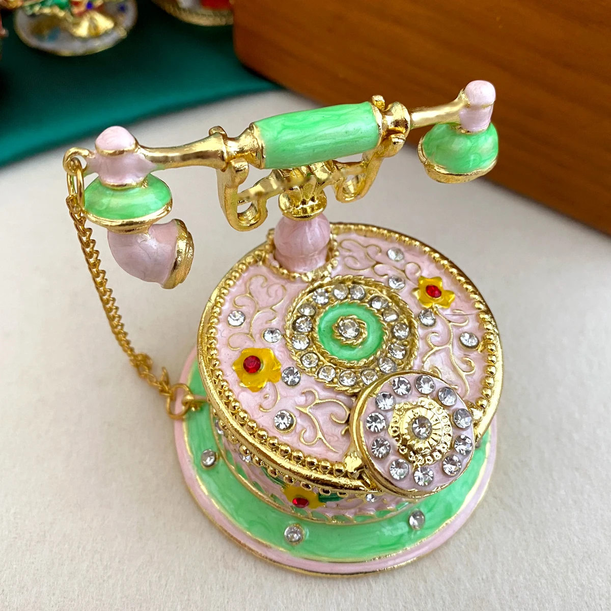 

Современный телефон, ювелирные изделия, шкатулка для безделушек, металлическая эмалированная фигурка, коллекционный держатель для колец, органайзер, домашний декор, свадебный подарок для детей