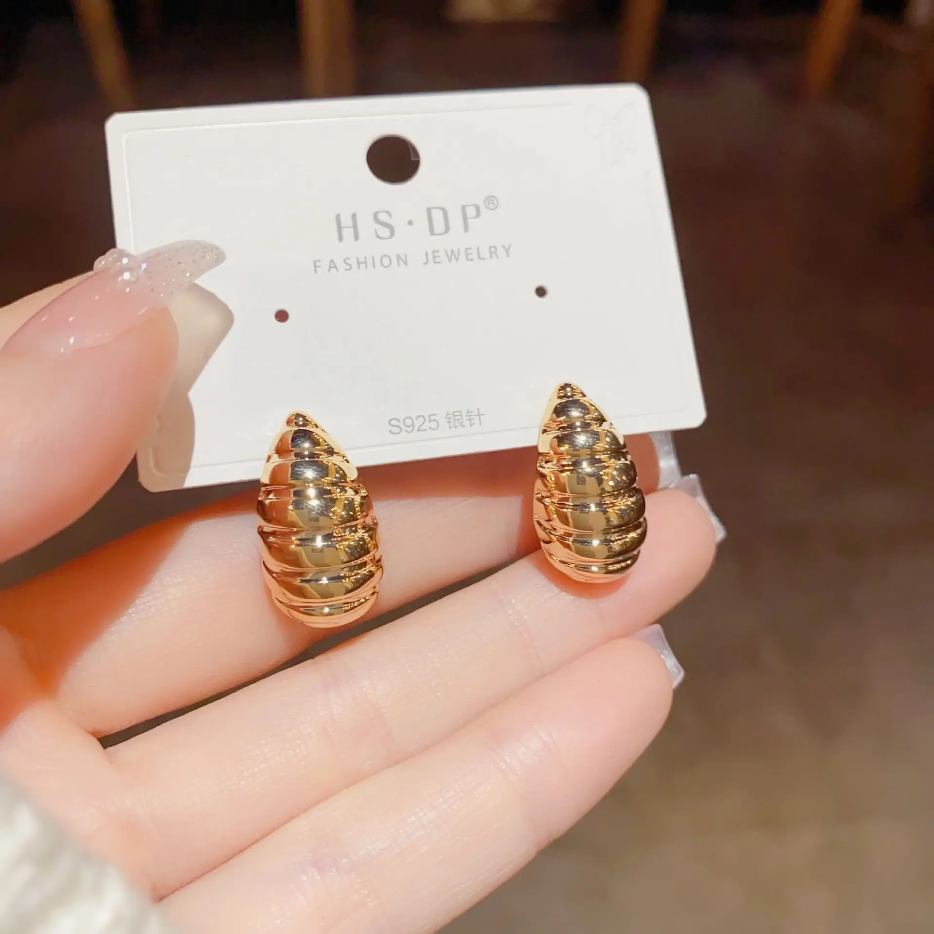 European and American Style Metal Droplet Shaped Temperament Simple and Sweet Cool 925 Silver Needle Cold Wind Earrings