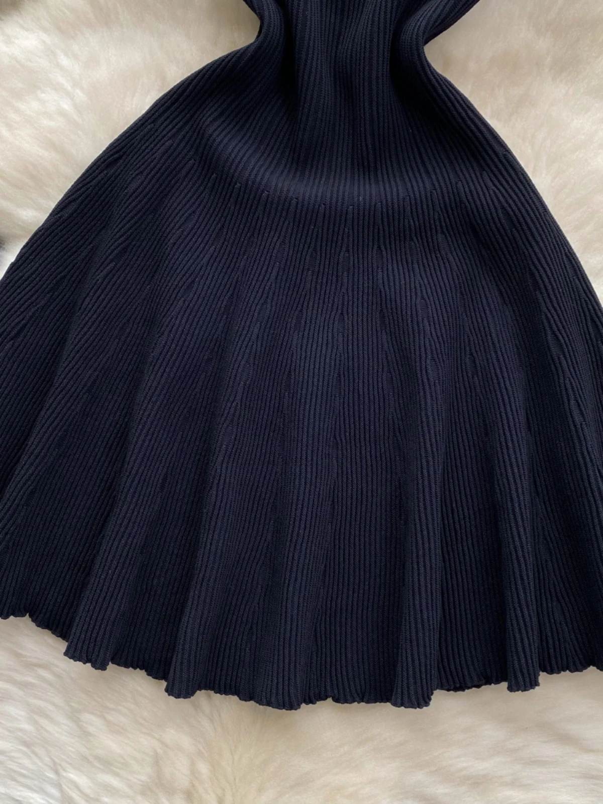 فستان محبوك بدون أكمام مع فتحات مثيرة عند الرقبة، تنورة قصيرة ضيقة للنساء بخصر مرتفع على الطراز الكوري لفصل الصيف