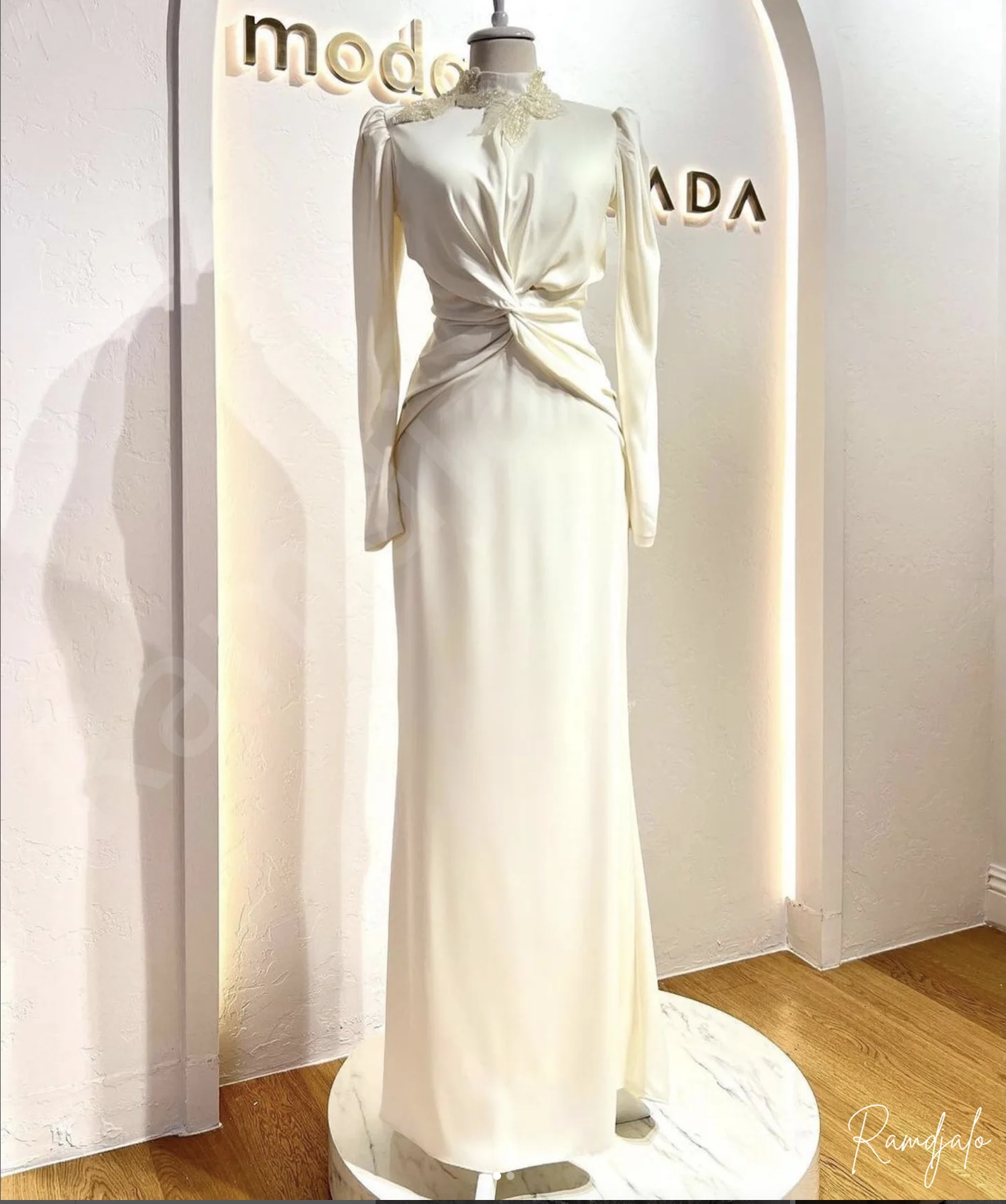 Robe Longue Blanche à Manches sulfet Nministériels d Torsadé pour Mère de la Mariée, Vêtement Formel Spécial et Modeste Disponible avec Documents Personnalisés pour Mariage