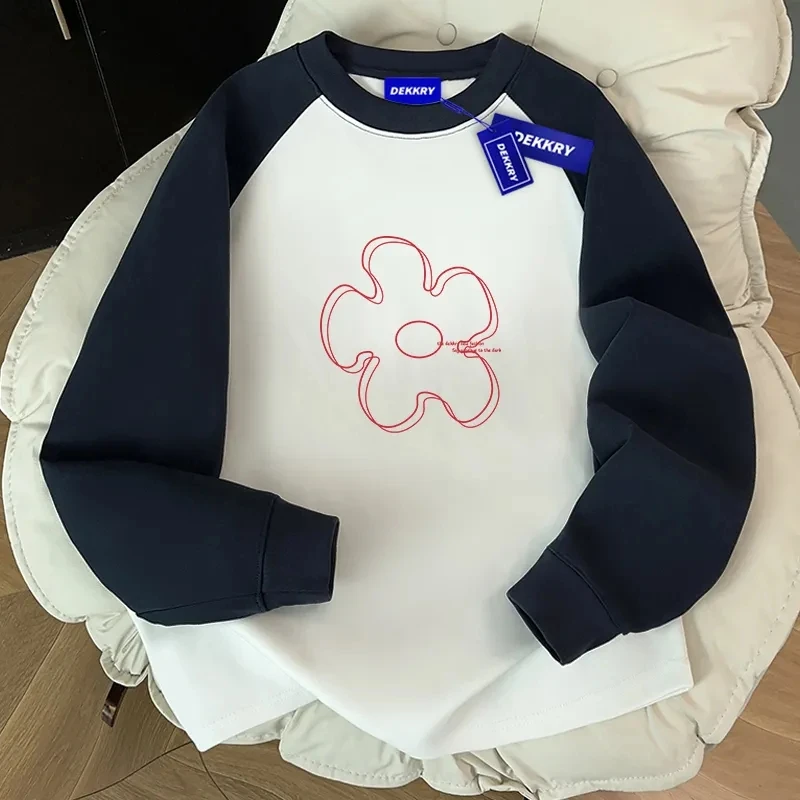 

100% cotton Korean version of the new fashion design sense navy stitching long-sleeved T-shirt for men and women.