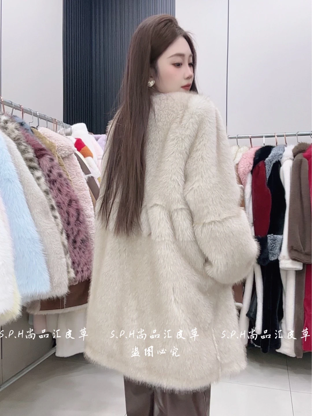 2025 جديد المرأة جولة الرقبة منتصف طول حجر الراين وشاح أنيق نمط دافئ فروي معطف لينة مريحة طويلة الأكمام فو الفراء الأعلى