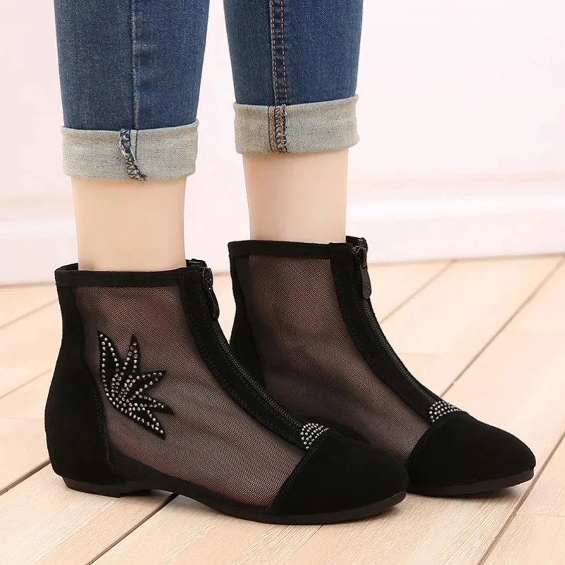 

2025 г. Кожаные сетчатые ботинки. Женские ботинки на плоском каблуке с мягкой подошвой и увеличенной сетчатой поверхностью. Дышащие крутые ботинки. Сандалии небольшого размера в сетку.