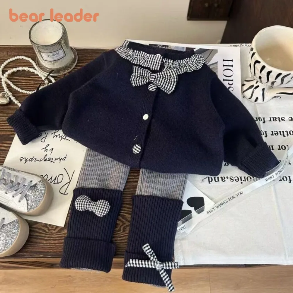 

Весенне-осенняя корейская одежда в стиле ретро для девочек Bear Leader, кардиган с длинными рукавами и клетчатым бантом, свитер + леггинсы, комплект из двух предметов