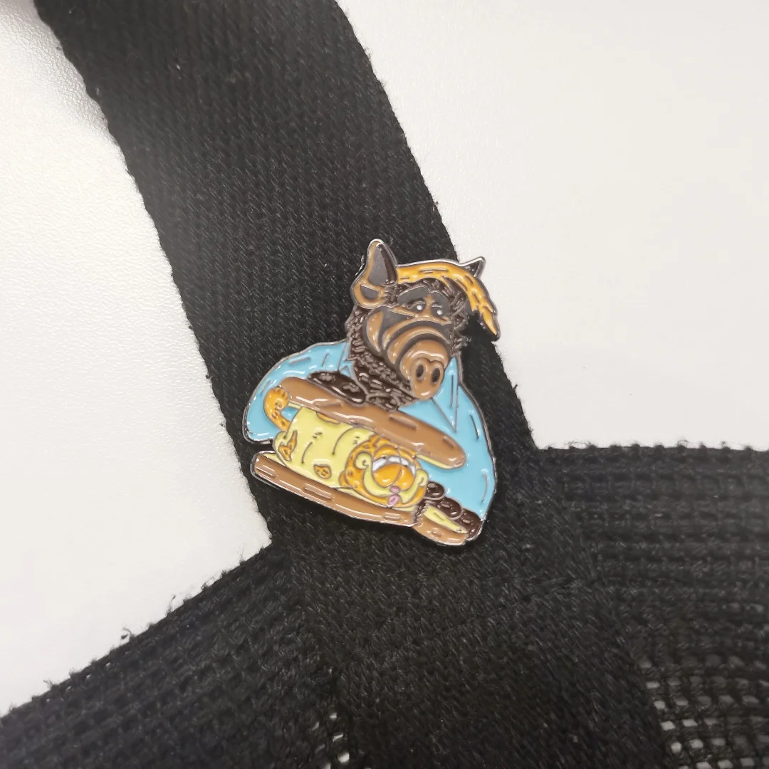 Забавный Alien Gordon Shumway и его любимая еда Cat Burger, эмалированная булавка, микс комиксов и фильмов, аксессуар для значка