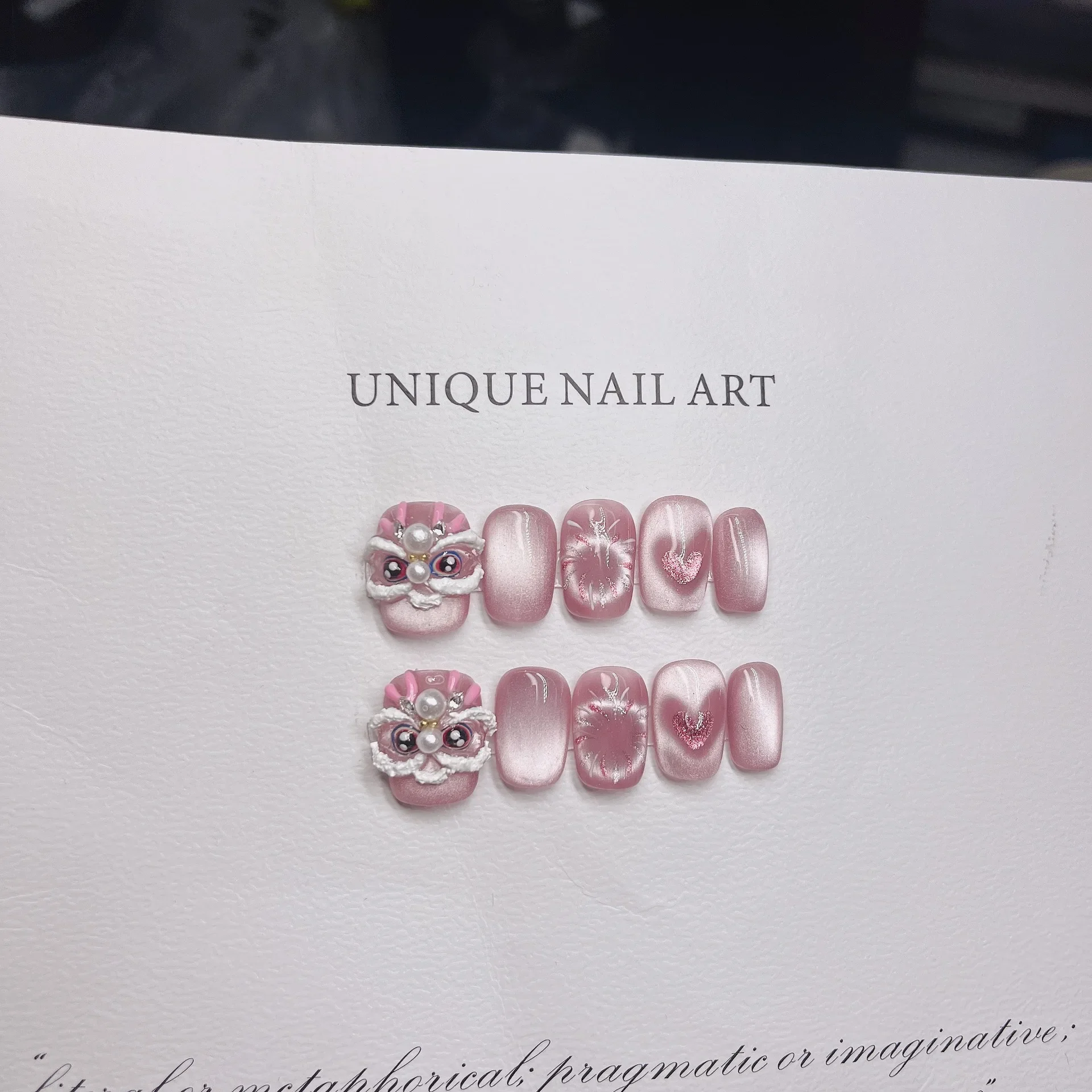 10 szt. Baletowe Paznokcie w Kształcie, Błyszczące Szampańskie Francuskie Różowe, Ręcznie Robione Paznokcie Artystyczne 3D z Wytłaczanym Lwem i Kocim Okiem, Sztuczne Paznokcie na Imprezę