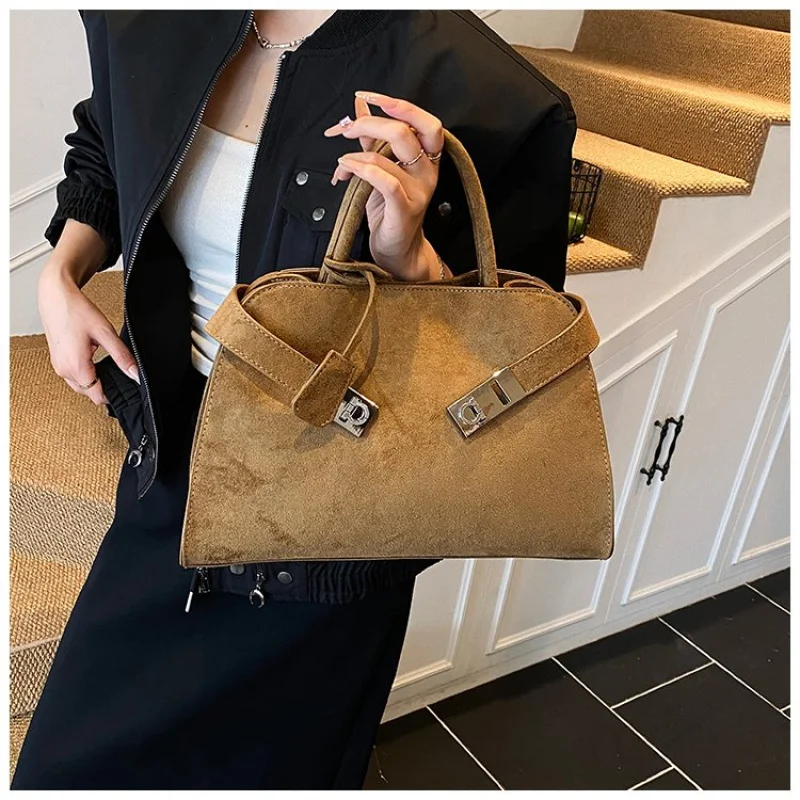 Sac à bandoulière pour femme à la mode en cuir de qualité supérieure avec un style tendance parisien et soigné ​