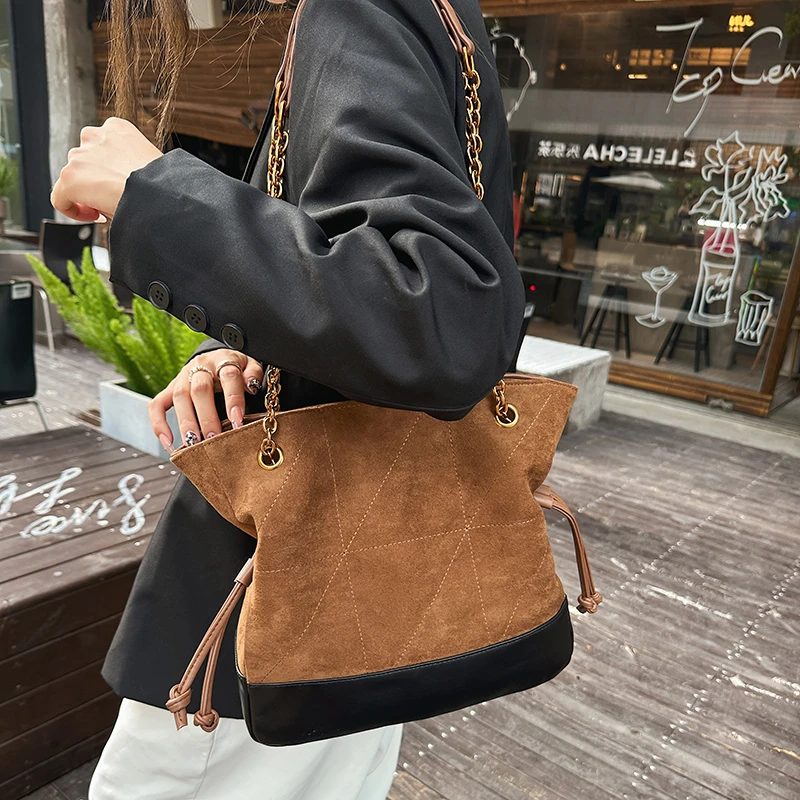 

Autumn and Winter Vintage Women's Bag Large Capacity Suede Shoulder Bag Luxury Commuter Bag Retro Handbags Chain Underarm Bag