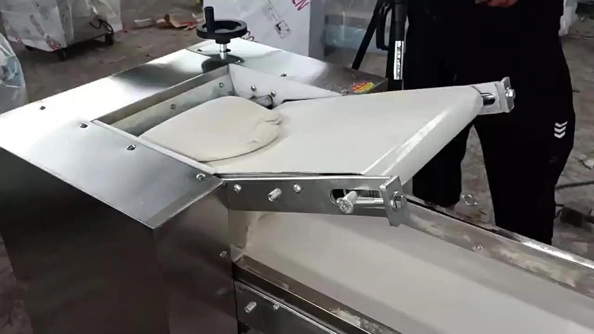 آلة تقطيع العجين المحمولة على سطح الطاولة، آلة ضغط العجين التجارية للملمس الرقيق والسلس مع طعام المطاعم