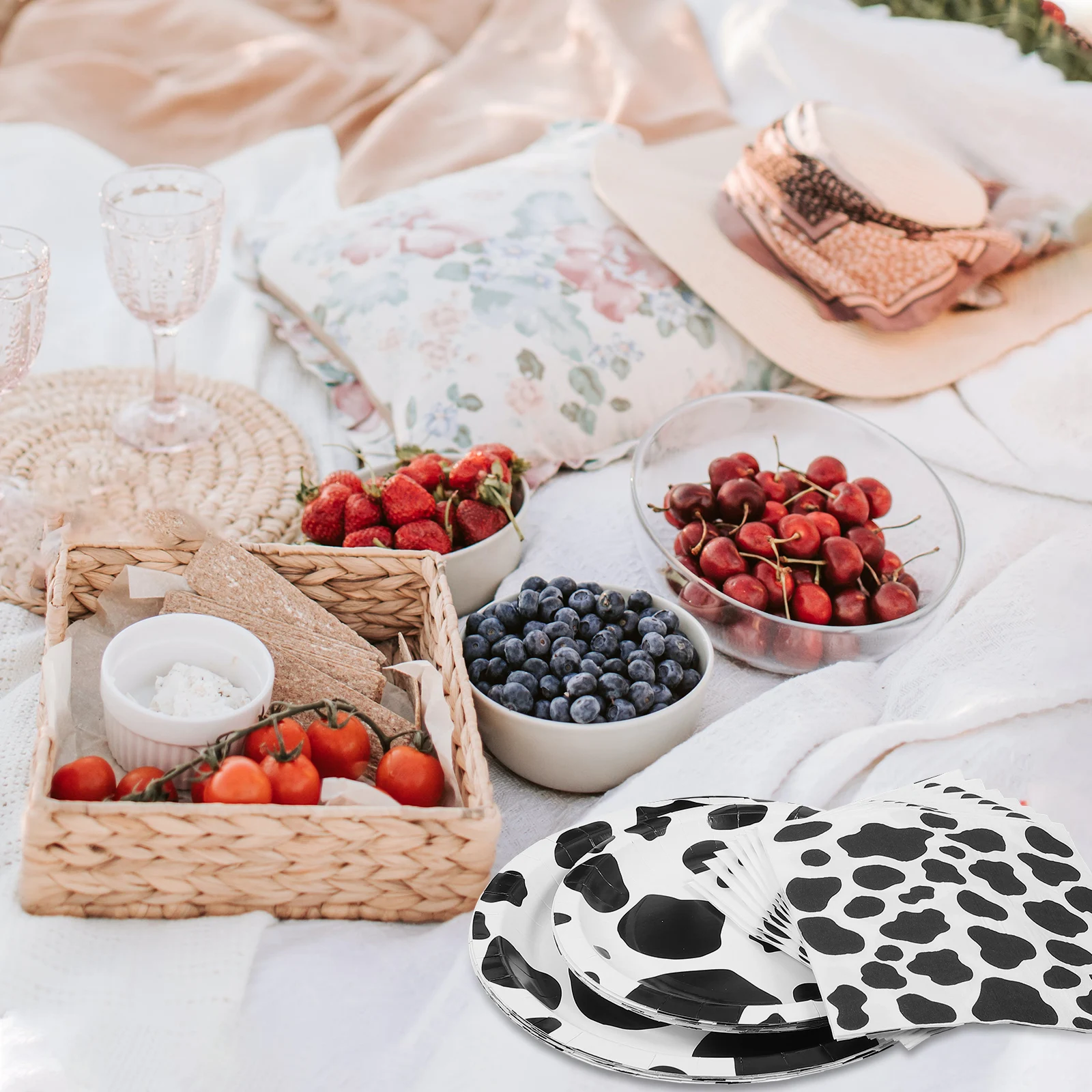 

1 set Farm Cow Party Supplies 7 Inch 9 Inch Paper Plates Napkins Black White Cartoon Animal Birthday Disposable Tableware Set