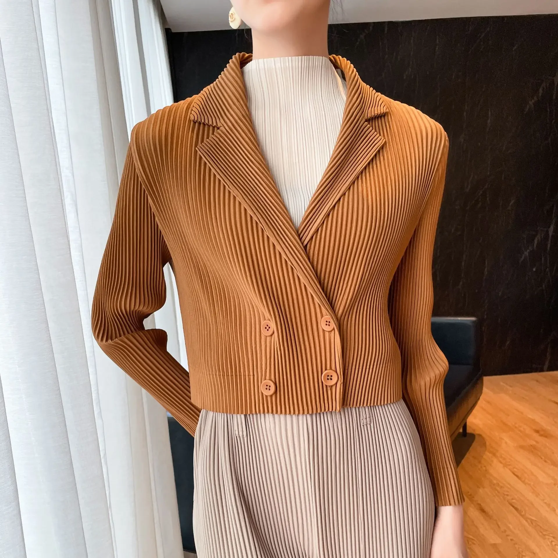 Fold 2025 Spring New Miyake Pleated Women Jacket British Style Commuting Slim Double-breasted Solid Color Design Short Jacket