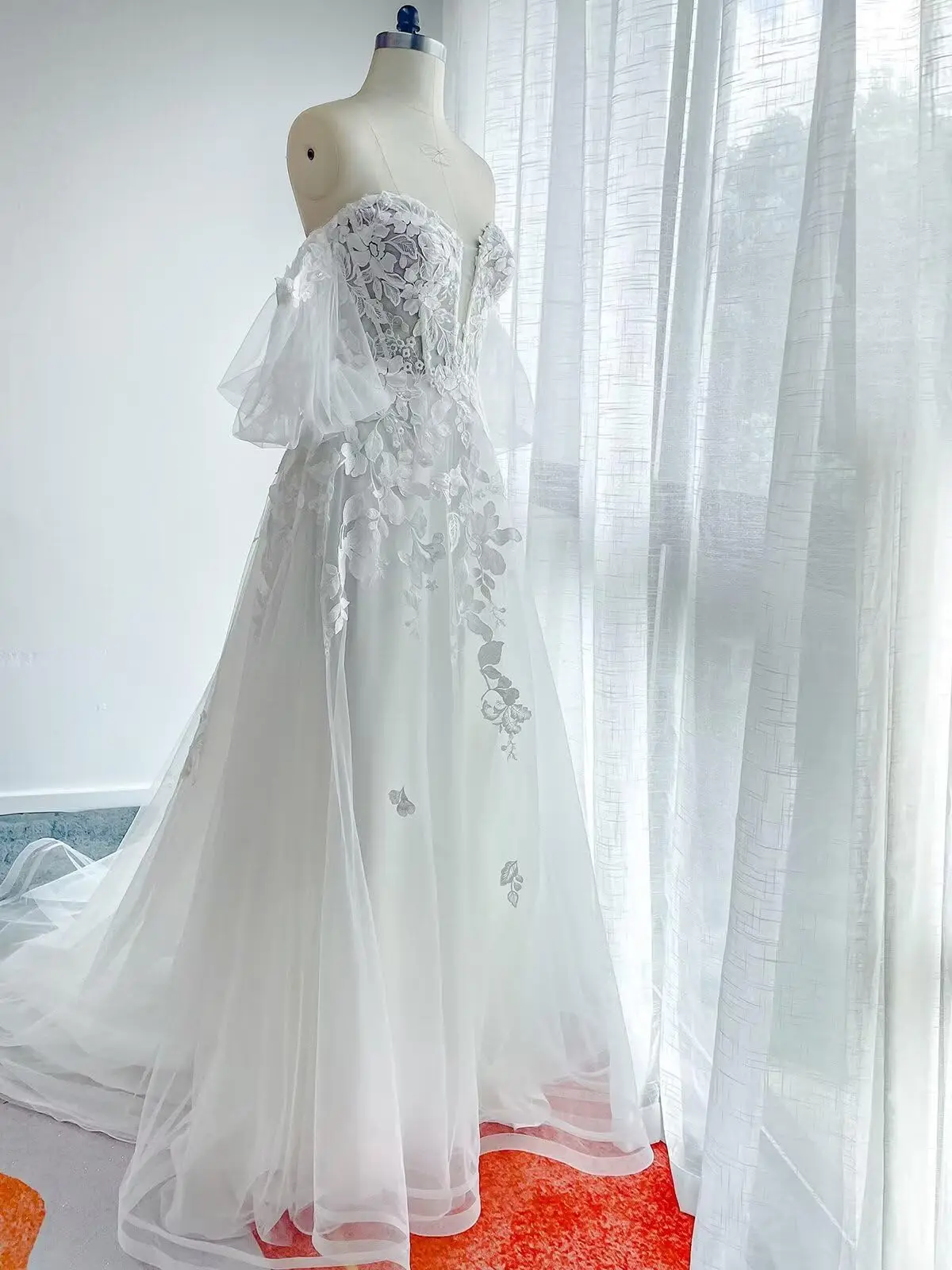 فستان زفاف من التول مكشوف الكتفين للعروس على شكل قلب مزين بالدانتيل على شكل حرف A بطول الأرض فستان زفاف رسمي