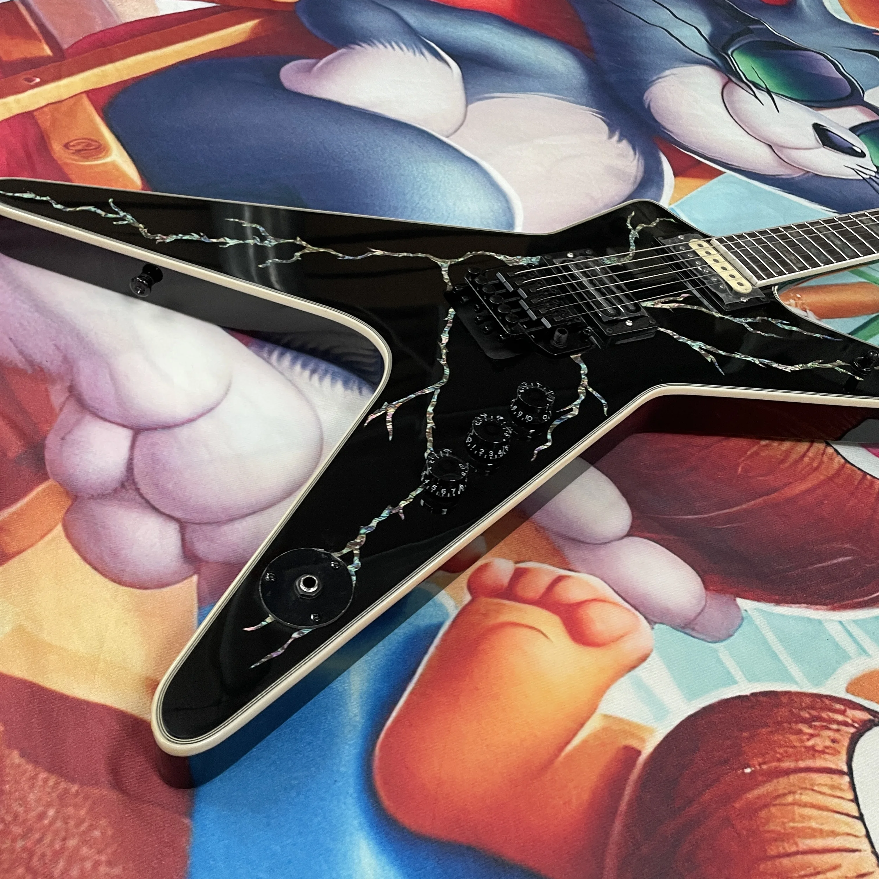 Black Shell-Frosted Electric Guitar, Mahogany Body Guitars, Double-Locking Tremolo Closed Tuning Peg Electric Guitarra view 5