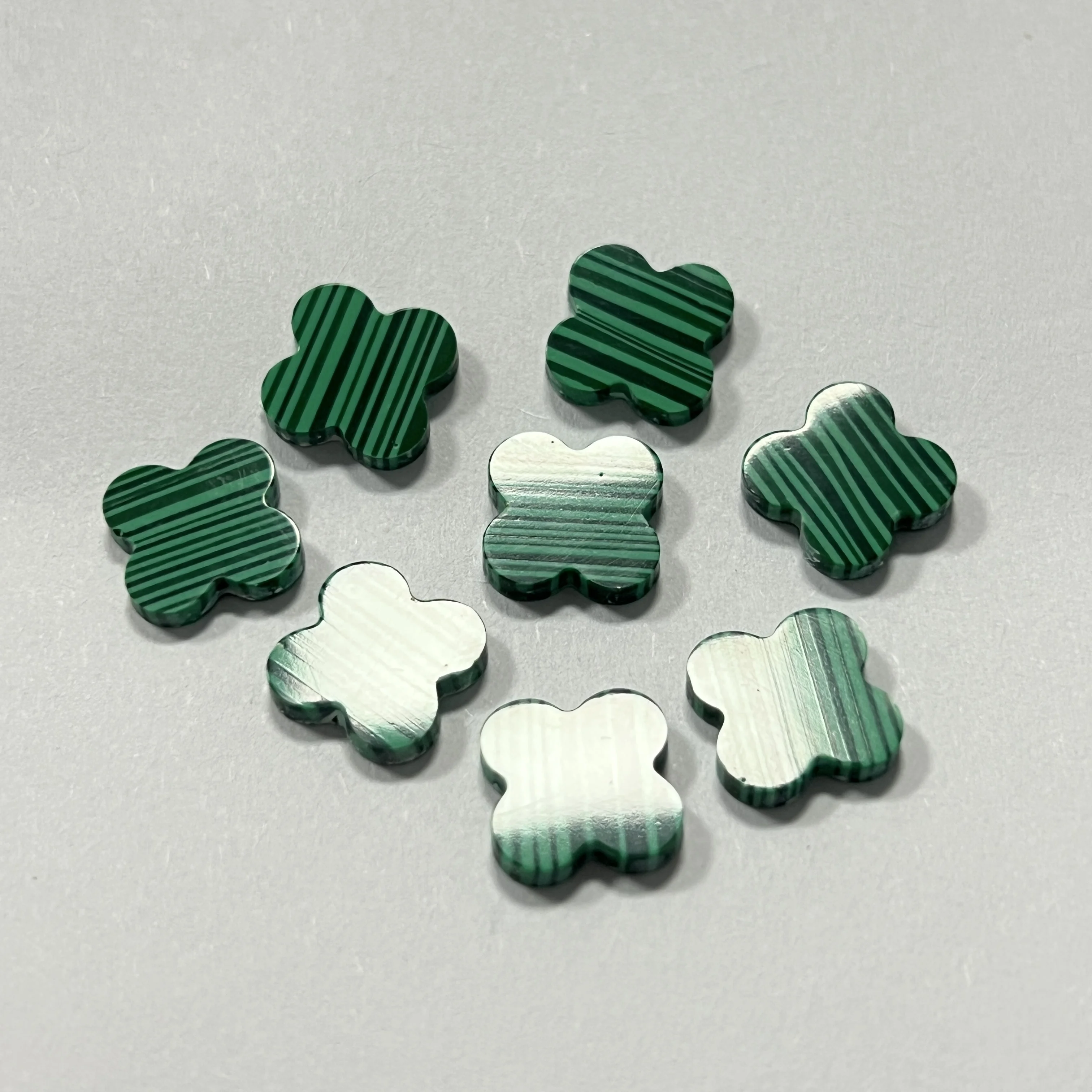 Imagem -05 - Green Malachite Clover Gemstone Four-leaf Clover Stone Laboratório Criado Espessura de mm 13 mm 50 Unid