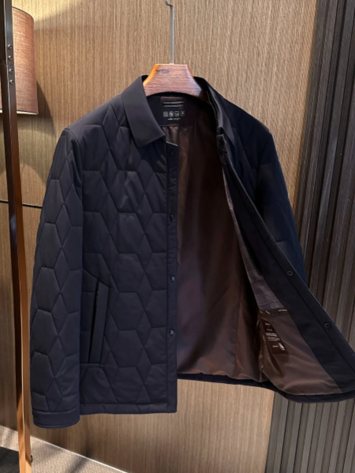 

Теплая мужская куртка из хлопка с шерстяным наполнителем, приталенного кроя, в деловом повседневном стиле, с длинными рукавами, на молнии, с отложным воротником, однотонная.