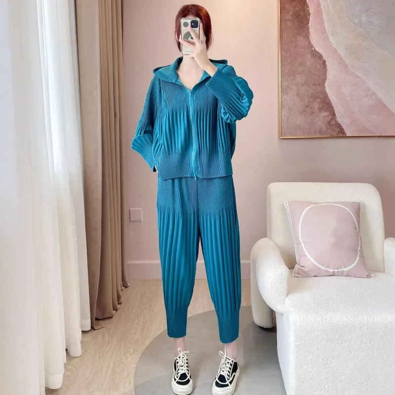 미야케 플리츠 팬츠 슈트 여성 2025 가을 심플 캐주얼 출퇴근 후드 지퍼 스웨터 솔리드 슬림 팬츠 투피스 세트 여성