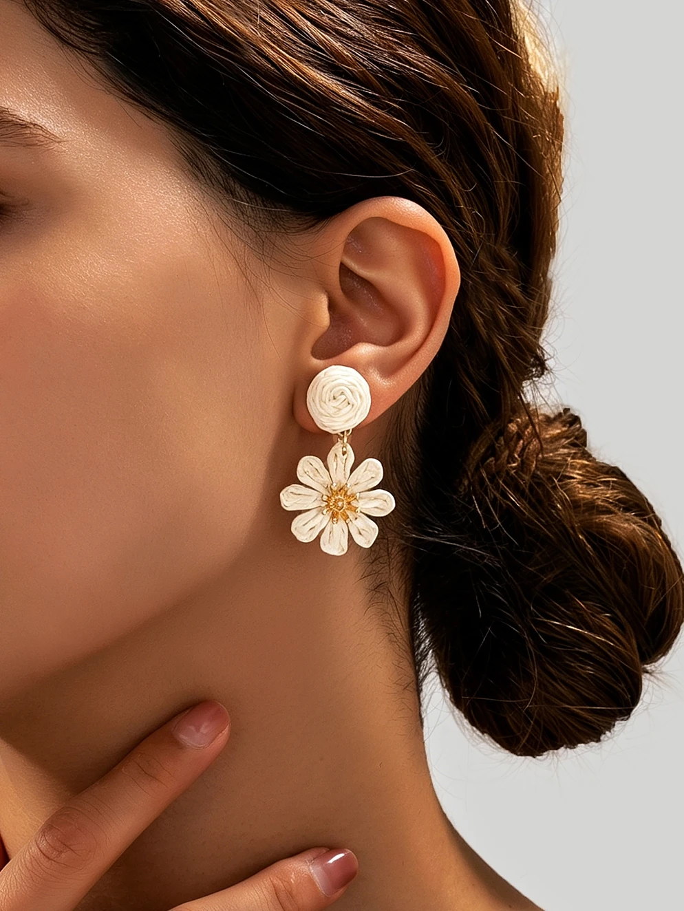 Bohemian Handmade White Raffia Double-Layer Daisy Drop Earrings for Women, Gold Flower Center Floral Earrings, Summer Beach Vacation Vibe Exaggerated Jewelry