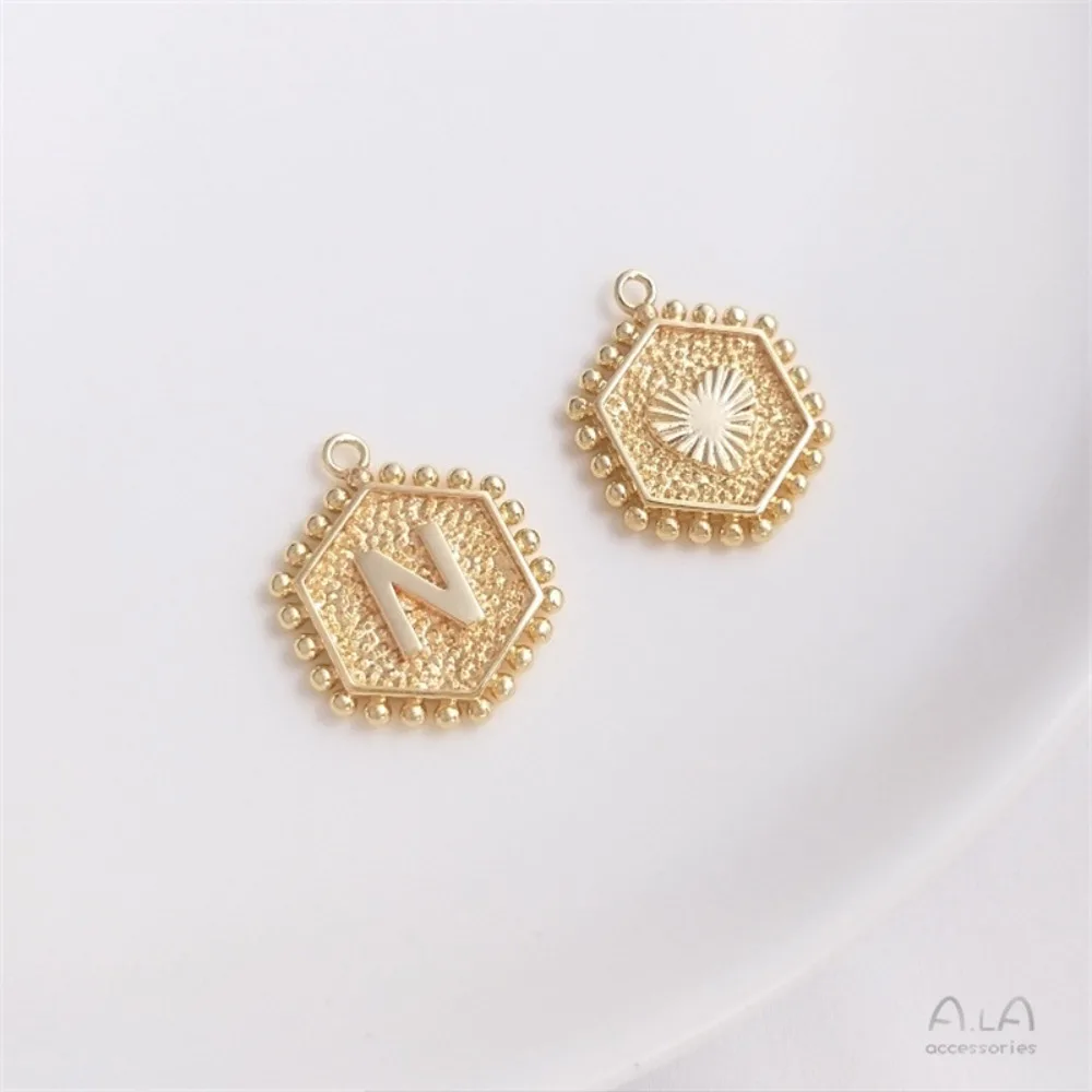 1 قطعة دلايات النحاس 14K الذهب اللون مسدس 26 رسائل الحب موضة Hangtag سوار ذاتي الصنع أقراط قلادة مجوهرات قلادة