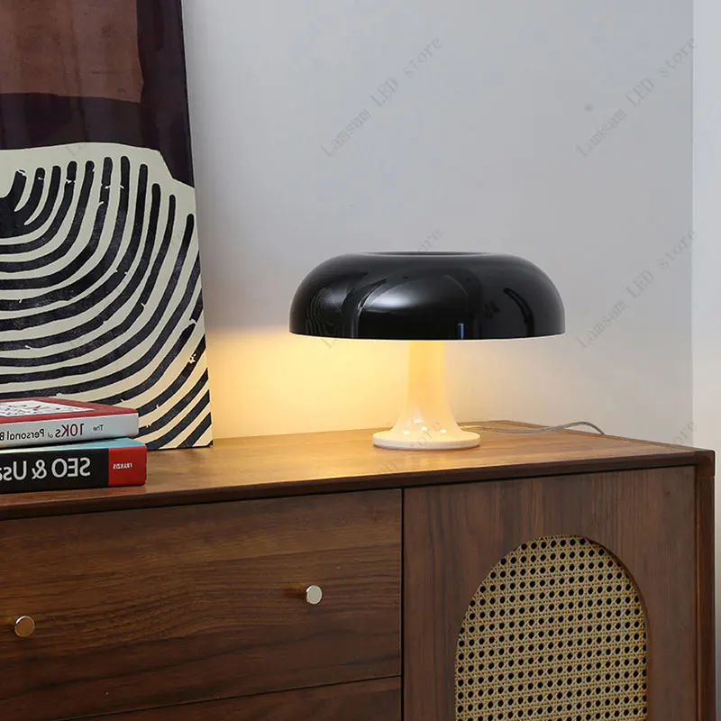Mimimalismo Lampada a fungo nero Luce decorativa con base E14 o LED fisso alimentata CA/CC per l'illuminazione da comodino dello studio del soggiorno