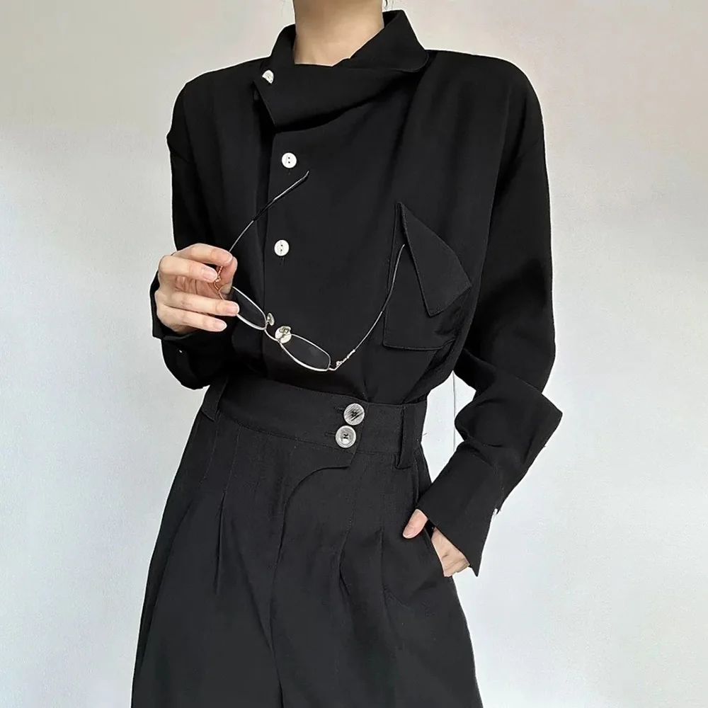 Camicia a maniche lunghe in tinta unita a maniche lunghe da uomo nuova primavera 2025 Elegante retrò di fascia alta Moda scollo allentato Design Irregolare Top da uomo