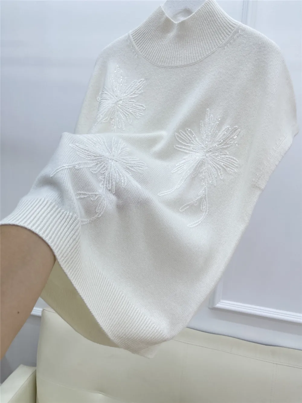 High-End Women\'s Heavy Embroidery Flower Cashmere Pullover Fashion Bat Sleeve Half Turtleneck Sweater