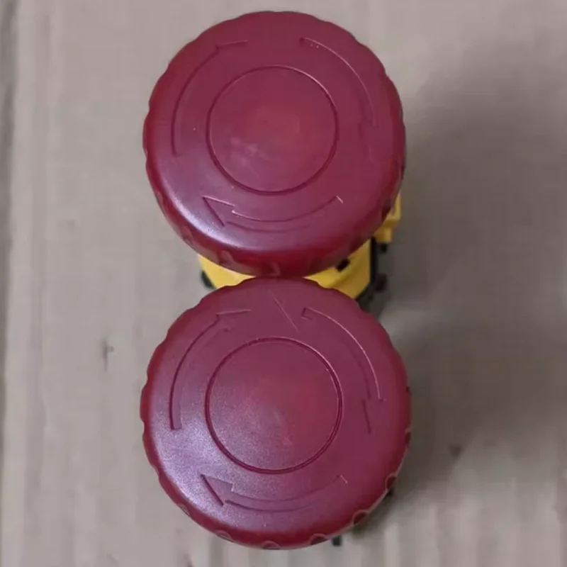 pulsante-di-arresto-di-emergenza-xw1e-bv412m-rh-emo-interruttore-e-stop-220v-industriale-originale-disponibile-in-magazzino