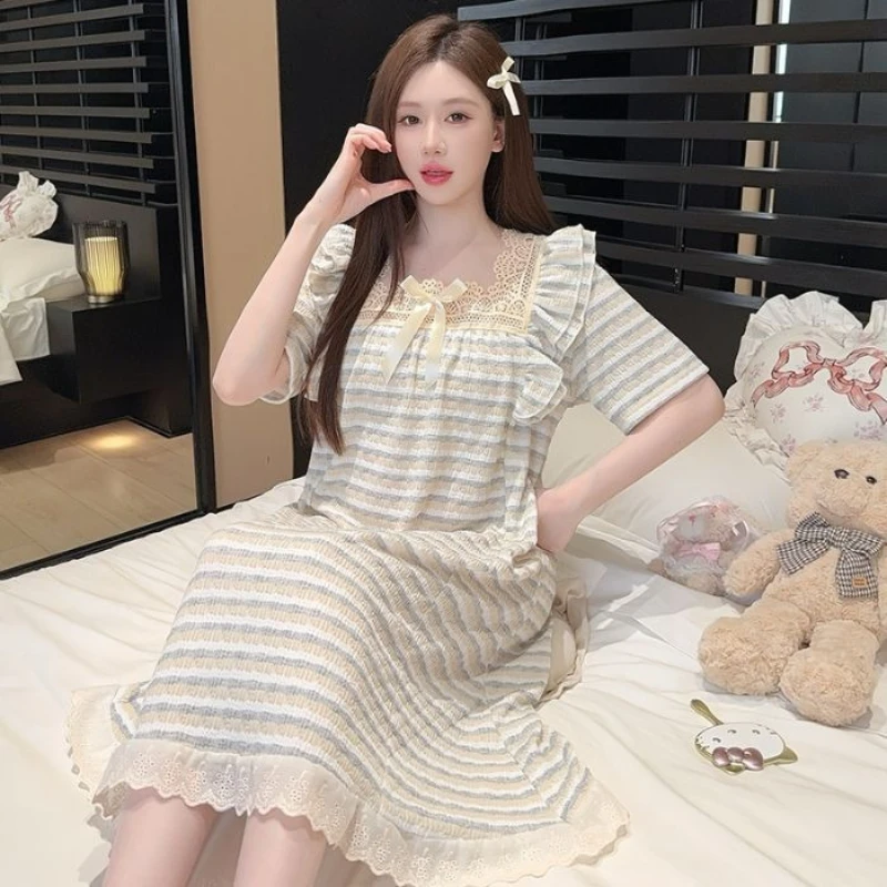 

Ночная сорочка в стиле принцессы больших размеров для женщин, летняя, в полоску, с кружевом, с коротким рукавом, пижамное платье, свободная домашняя одежда больших размеров для полных женщин