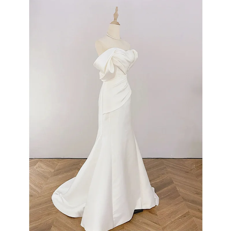 Abito da sposa francese leggero in raso monospalla con temperamento semplice Abito bianco slim fit a coda di pesce per uscire personalizzato