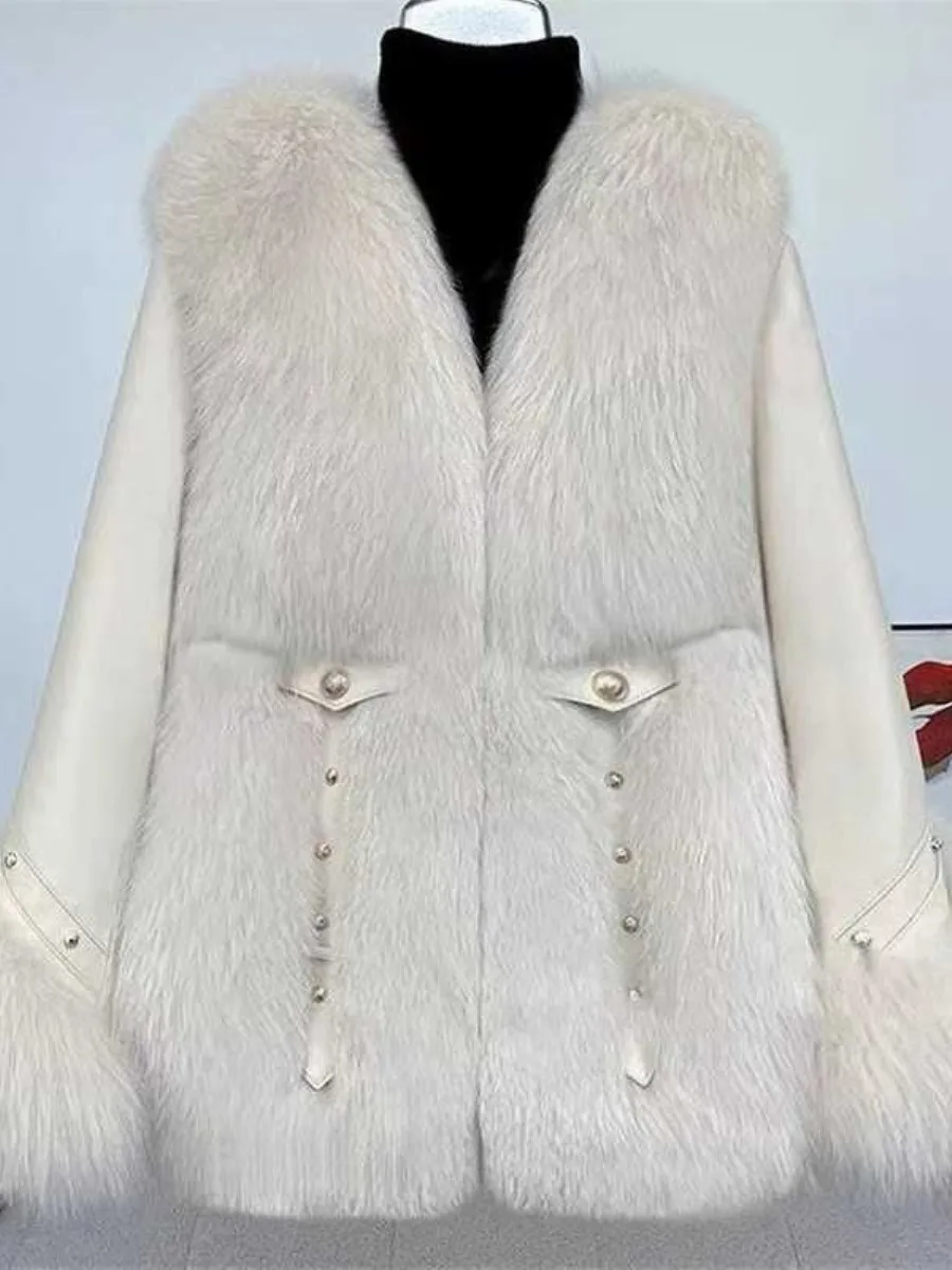 トレンドのレディースファーコート 2025冬新作デザイン 高級ファッション ふわふわアウター カラーピン付き ラグジュアリーな服飾アクセサリー