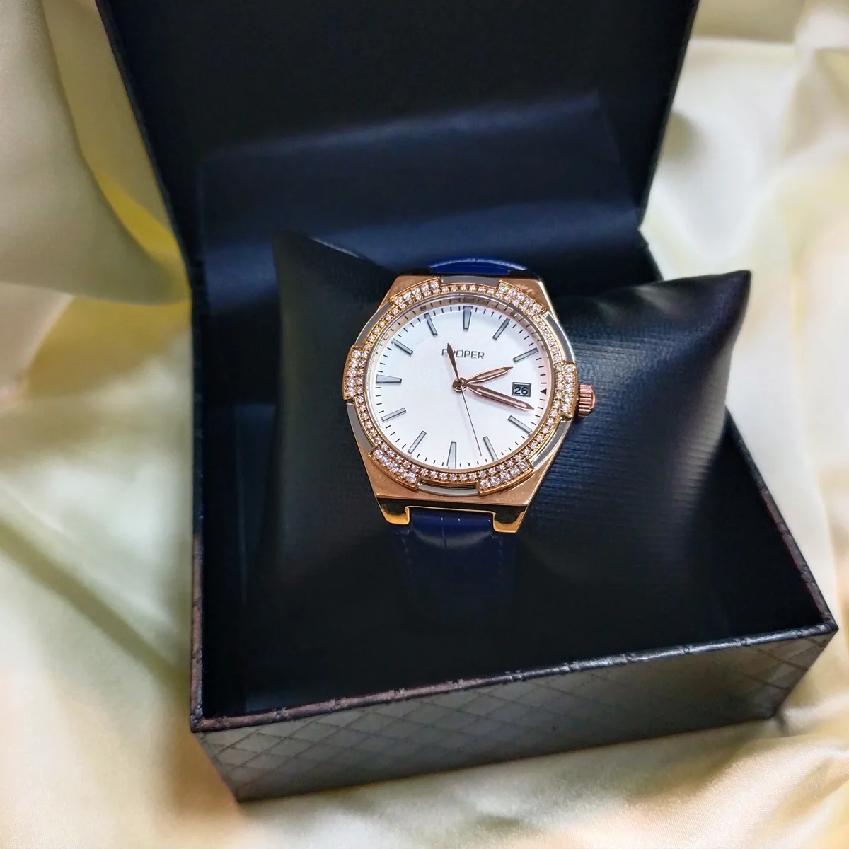 ساعة كوارتز نسائية جديدة، عصرية وأنيقة، بحزام فاخر، مصممة للنساء، هدية مثالية للنساء.