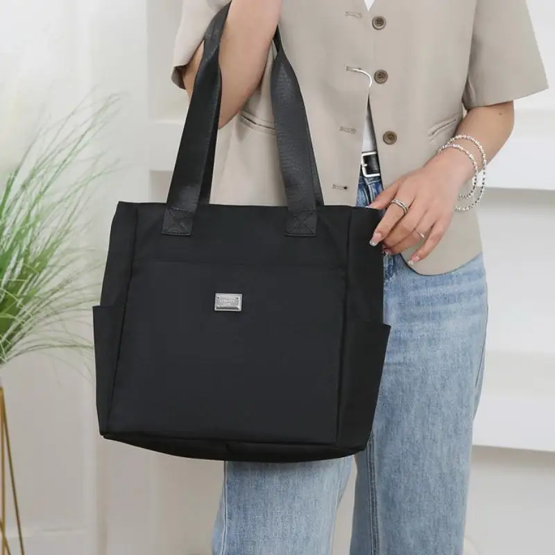 حقيبة كتف نايلون خفيفة الوزن مقاومة للماء ذات سعة كبيرة للعمل والمدرسة والسفر