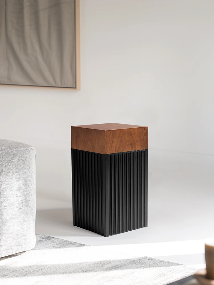 Divano da soggiorno minimalista italiano, tavolo quadrato in legno con bordo molo, tavolino da comodino creativo in legno massello di fascia alta, piccolo caffè