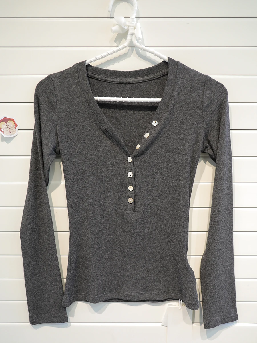 

Винтажные серые футболки с v-образным вырезом и длинными рукавами на пуговицах, женские осенние мягкие повседневные шикарные тонкие топы, шикарные простые футболки в консервативном стиле, топы Y2K