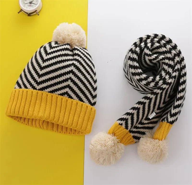 Cappello e sciarpa in maglia calda per bambini invernali Cappello a righe patchwork per bambini Set da 2 pezzi Berretto di protezione per le orecchie delle ragazze del ragazzo con sciarpe con pompon