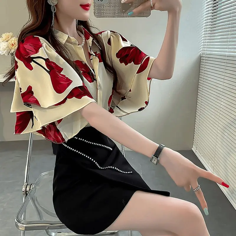 Camicetta a maniche corte con colletto rovesciato con stampa moda donna 2024 camicia da donna con bottoni pieghettati alla moda nuova estate dolce