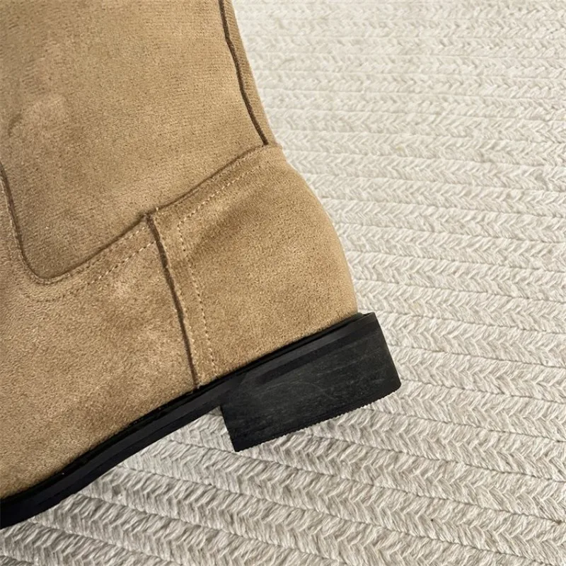 Retro-kasual knielange Stiefel. Verstecktes Design zur Höhenvergrößerung. Runde Zehen, niedriger Absatz, lange, dicke Stiefel für einen Cowboy-Look. – Detail 12