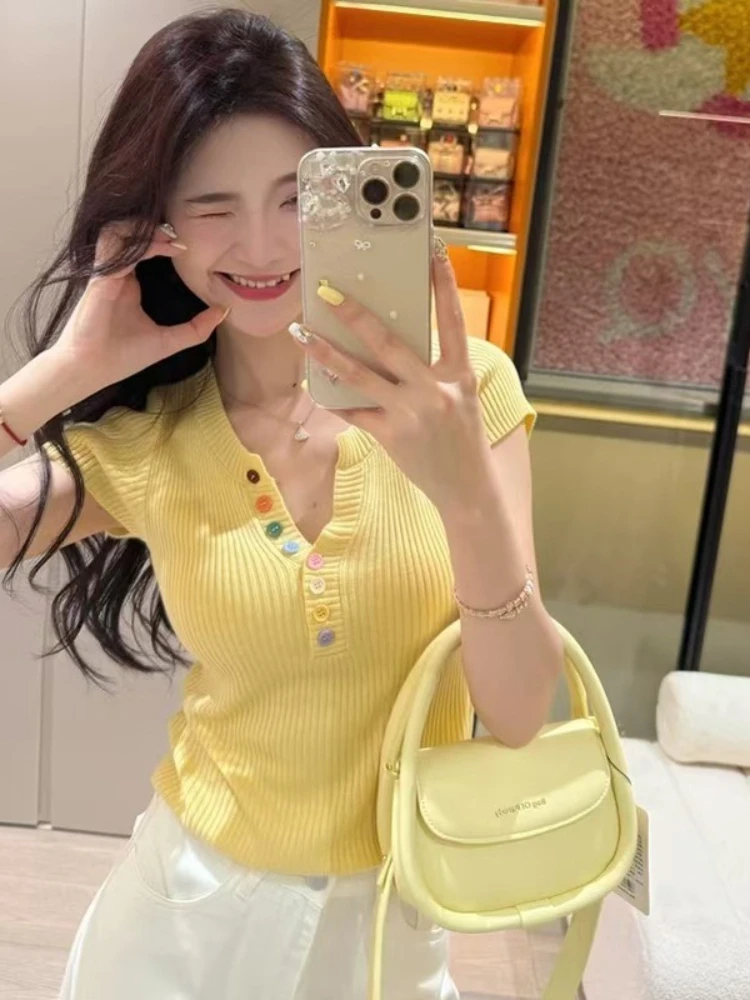 New Dopamine Outfit with Colorful Button Up Front Shoulder Pink Short Sleeved T-shirt for Women's Slim Fit Short V-neck Top