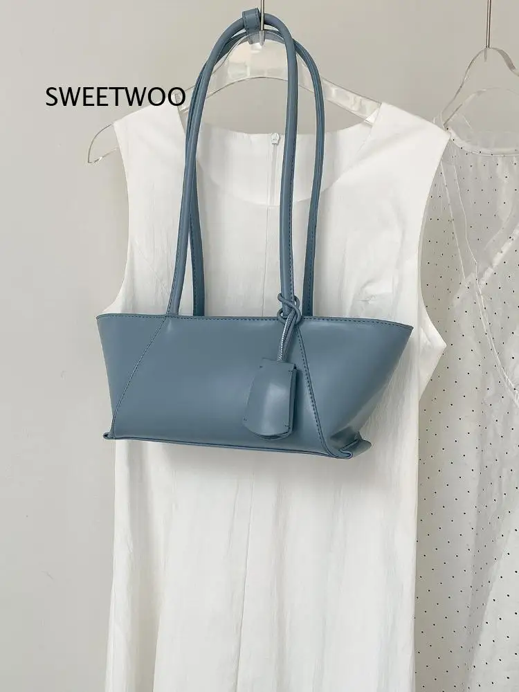 Minimalist Shoulder Tote Bag Trapezoidal Straps Delicate Hanging Tag Accessory Lightweight for Dates and Various Daily Scenes
