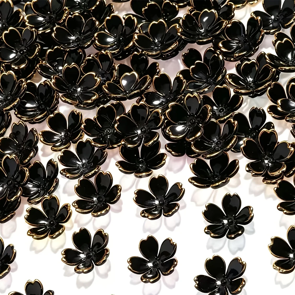 62/122 Stück schwarze Blumenperlen mit fünf Blütenblättern – Kirschblüten-Abstandshalterperlen, zum Verwenden bei DIY-Projekten, für Hochzeiten und als Accessoires für Feiertage. – Detail 2