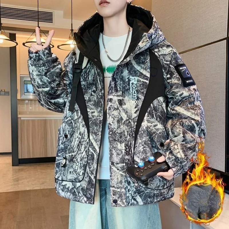 

Новая плюшевая и утолщенная камуфляжная куртка для подростков осенью и зимой. Модная крутая теплая свободная куртка с капюшоном. Мужская мода.