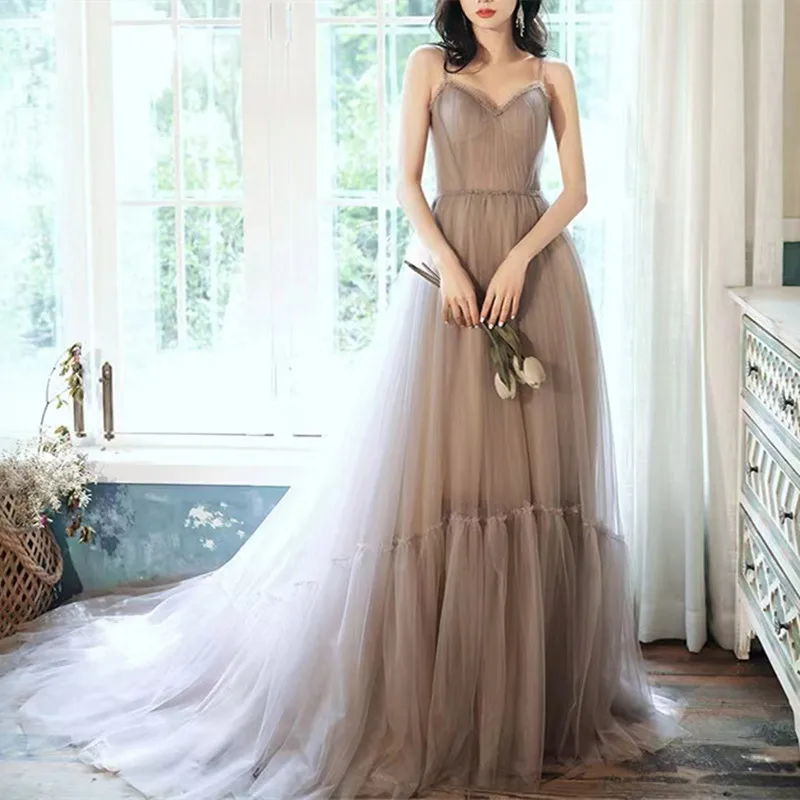 หรูหราพรหมชุด A-Line V คอสายสปาเก็ตตี้ความยาวชั้น Tulle ผ้าพันคอเปลือยอย่างเป็นทางการชุดราตรีชุดชื่อเสียง
