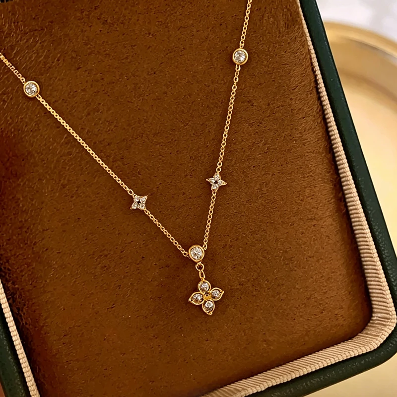 Edelstahl-Halskette in Goldfarbe mit blumenförmigem Strass für Frauen, zierliche Stern-Schlüsselbeinkette, elegantes Schmuckgeschenk. – Detail 3